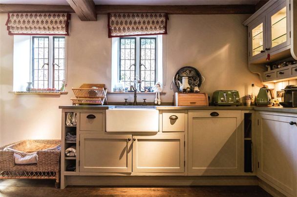 A quintessential English three bedroom chocolate box thatched cottage. - Photo 1