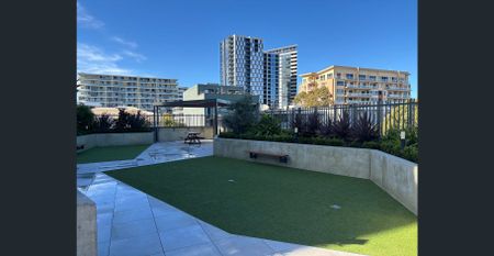 Near new, spacious three-bedroom apartment in convenient location. - Photo 3