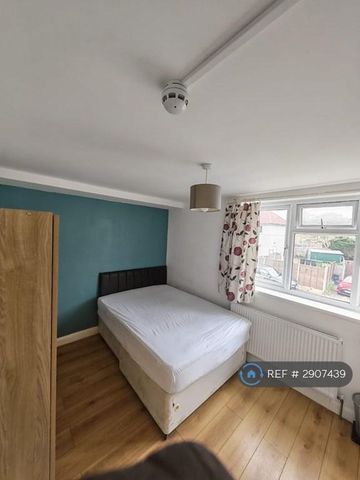 1 bedroom in a house share to rent - Photo 3