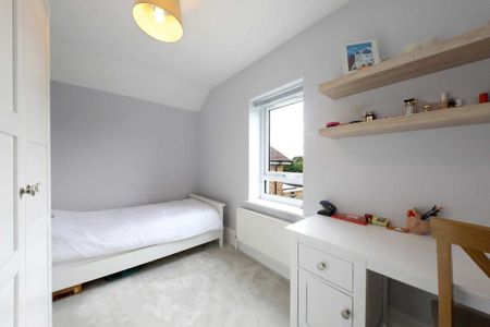 4 bedroom semi-detached house to rent - Photo 4