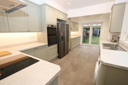 4 bedroom semi-detached house to rent - Photo 4