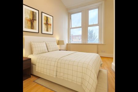 3 Bed Flat, Lea Bridge Road, E10 - Photo 3