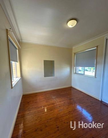 Spacious Unit - Near Holy Trinity School - Photo 5