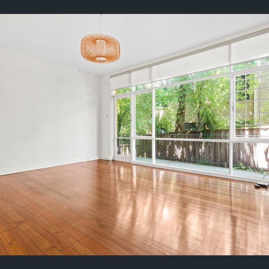 Bright, Oversized Two-Bedroom Apartment in Boutique Block - Photo 1