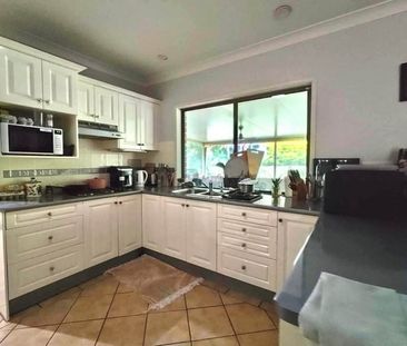 Shared acreage home- Room rent only - Photo 3