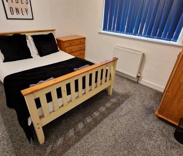 4 bedroom semi-detached house to rent - Photo 4