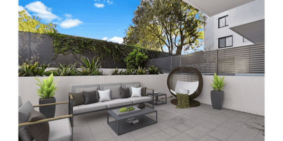 Immaculately presented apartment featuring open-plan living and spacious courtyard - Photo 3