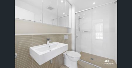 Light-filled 2 bedroom apartment with Stunning water view! - Photo 2
