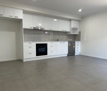 Modern 4 bedroom home. - Photo 4