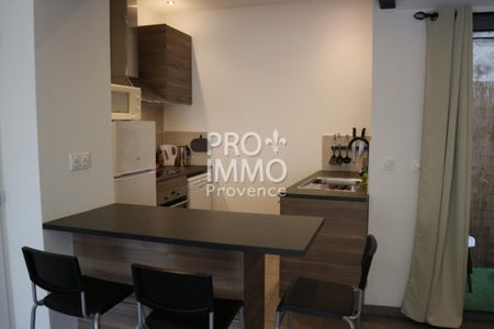 A LOUER ALLEINS (13980) MAISON DE VILLAGE TYPE 3 RENOVEE MEU - Photo 2