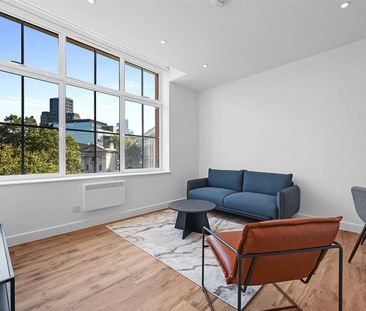 A well proportioned two bedroom apartment in a convenient City location - Photo 5