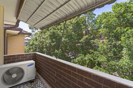 CONVENIENT LOCATION IN GUILDFORD - Photo 4