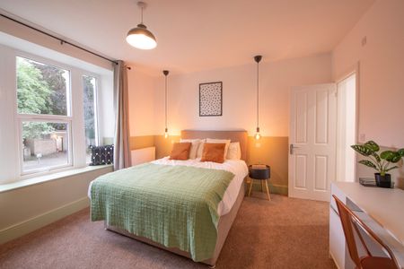 Modern Ensuite in Sociable Kingswood Home - Photo 4