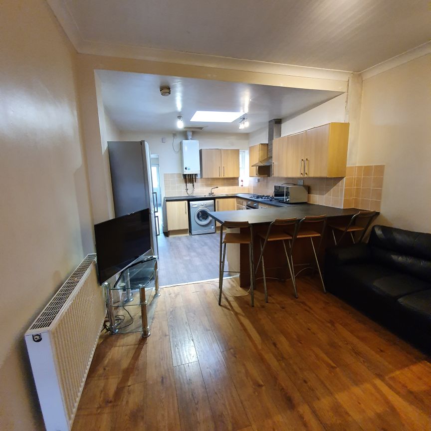 10 TEIGNMOUTH ROAD - Photo 1