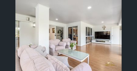 Large Double Storey with Five beedroom & Four living in in Quiet and Quality Proximity - Photo 3