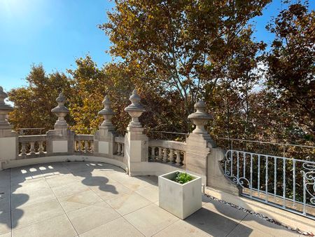 Elegante ático en el Paseo del Borne, con un dormitorio y terraza privada, sin amueblar. - Photo 3