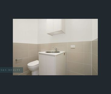 2 Bed Granny Flat — Private Access, Gas Cooking & A/C - Photo 1