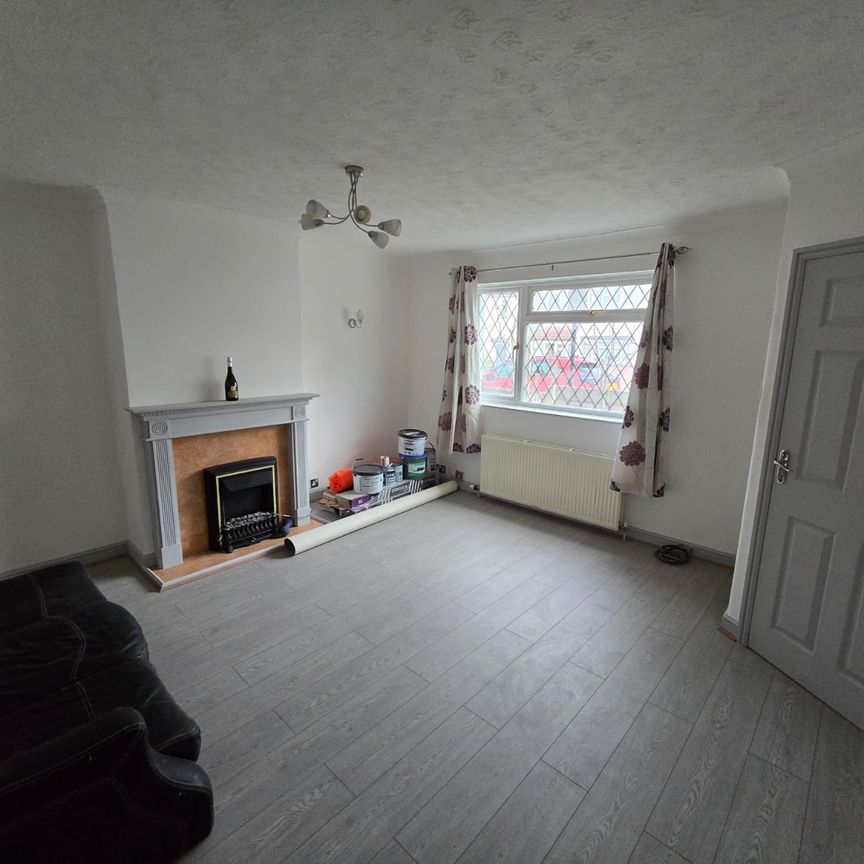 Newly Refurbished 3-Bedroom Home | Driveway Parking | Available Immediately to let in Charlton, London - Photo 1