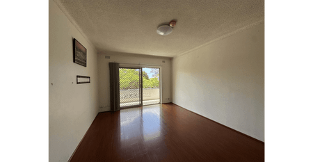 Two bedroom unit with lock up garage - Photo 5