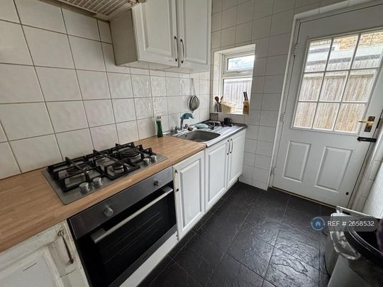 1 bedroom in a house share to rent - Photo 1