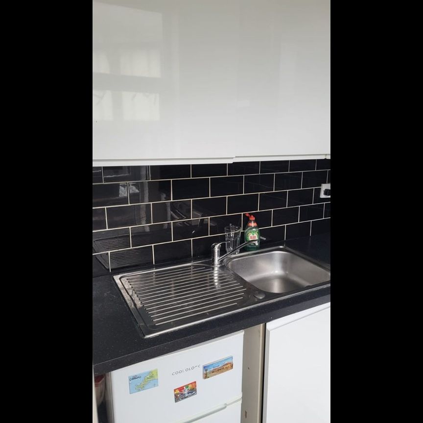 Studio Flat, Commercial Road, E14 - Photo 1