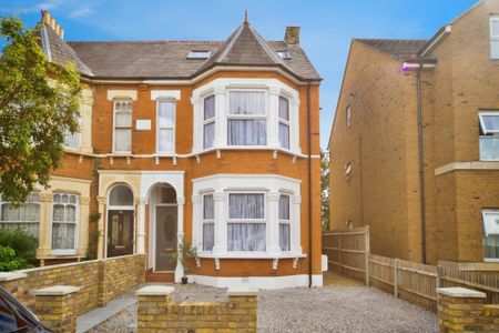 Fabulous Brand New one bedroom converted flat to rent - Photo 5