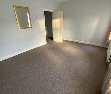 £1,600 PCM, Four Bedroom House with Enclosed Garden in Craddock Str... - Photo 2