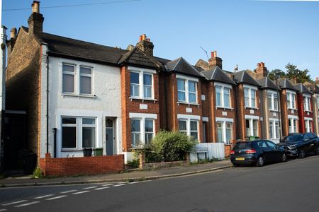 2 Bed Terraced House, St. Louis Road, SE27 - Photo 2