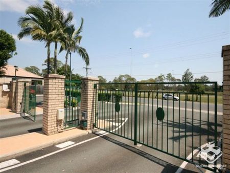 Spacious 3 Bedroom Townhouse In Prime Location!!! - Photo 4