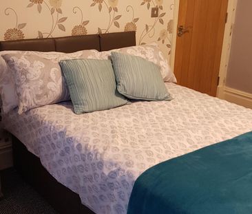 🏥 10 Min Walk to Salford Royal | 5-Bed Houseshare - Photo 3