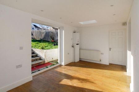 5 bedroom semi-detached house to rent - Photo 2