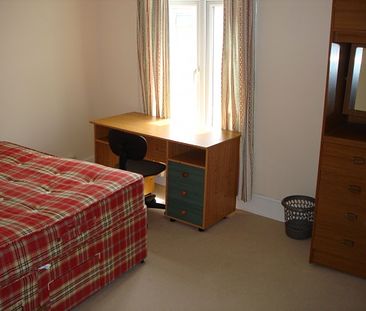 GOOD SIZED ROOMS - 4 BEDS - Photo 2