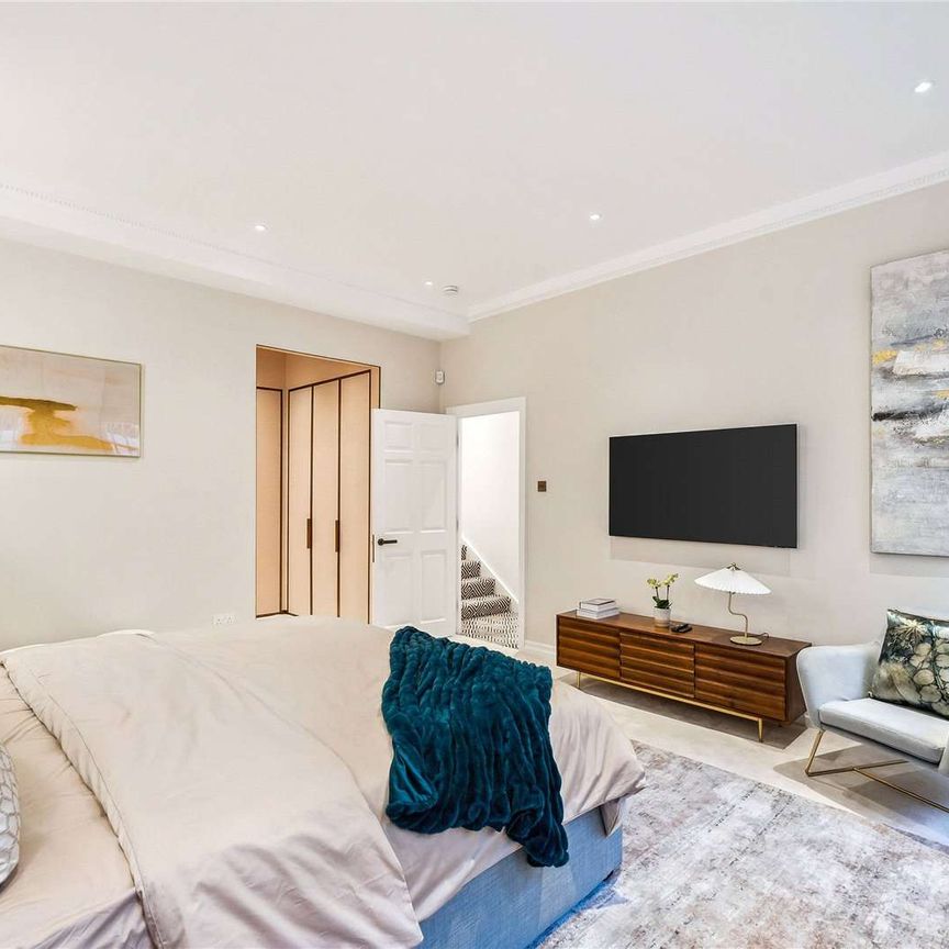 This exceptional two bed apartment is located on a quiet road between Paddington station and Hyde Park. - Photo 1