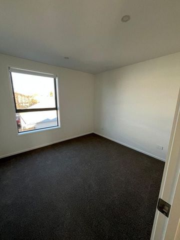 Modern New Townhouse in St Albans - Photo 3