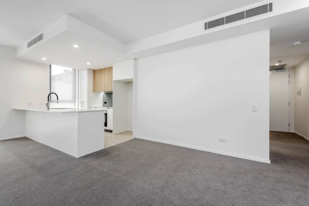 Charming Two-Bedroom Apartment in the sort after Iskia building. - Photo 1