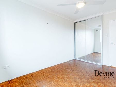 Top Floor One Bedroom Chic Apartment With Share Laundry & Car Space - Photo 2