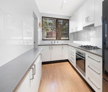 Spacious Modern Apartment In Ideal Location - Photo 5