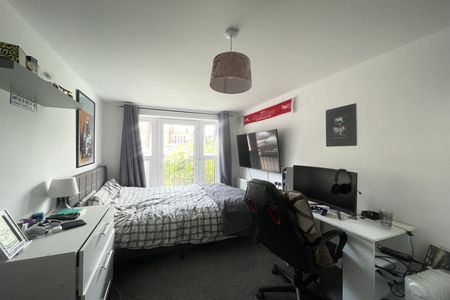 Alexander Square, Eastleigh - Photo 3