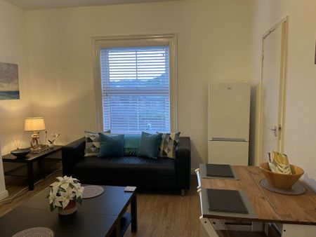 Room 3: 108A High Street, Godalming, GU7 1DW - Photo 5
