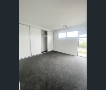 3 Bedroom townhouse located within minutes of everything. - Photo 2