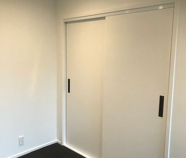 2 Bedroom Kelburn Apartment with Deck - Photo 3