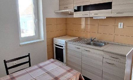 Príjemný 2-izbový dom s vlastným dvorom a parkovaním - Photo 2