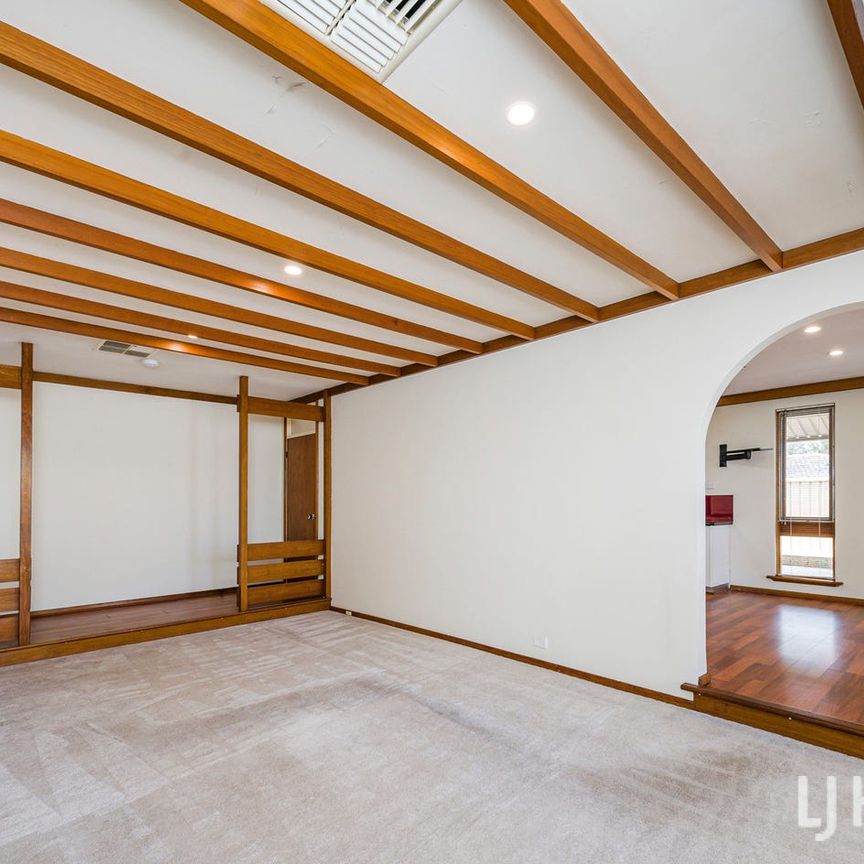 Massive Family home with 2 driveways - Photo 1