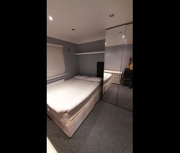 Room in a Shared House, Allhallows Road, E6 - Photo 2