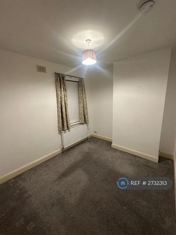 4 bedroom end of terrace house to rent - Photo 5