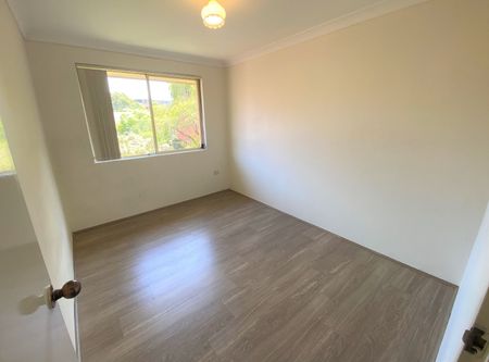 Sun-Drenched 3-Bedroom Apartment in Prime Location - Photo 3