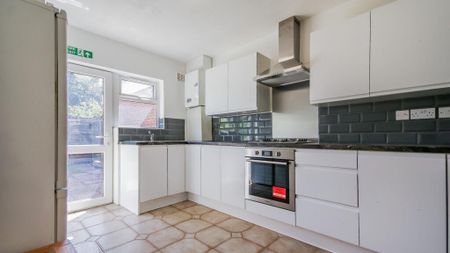 5 bedroom terraced house to rent - Photo 4