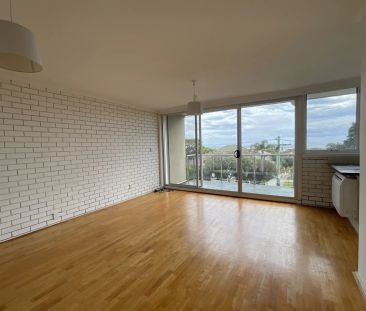 RENOVATED TWO-BEDROOM APARTMENT WITH STUNNING BAY VIEWS! - Photo 2