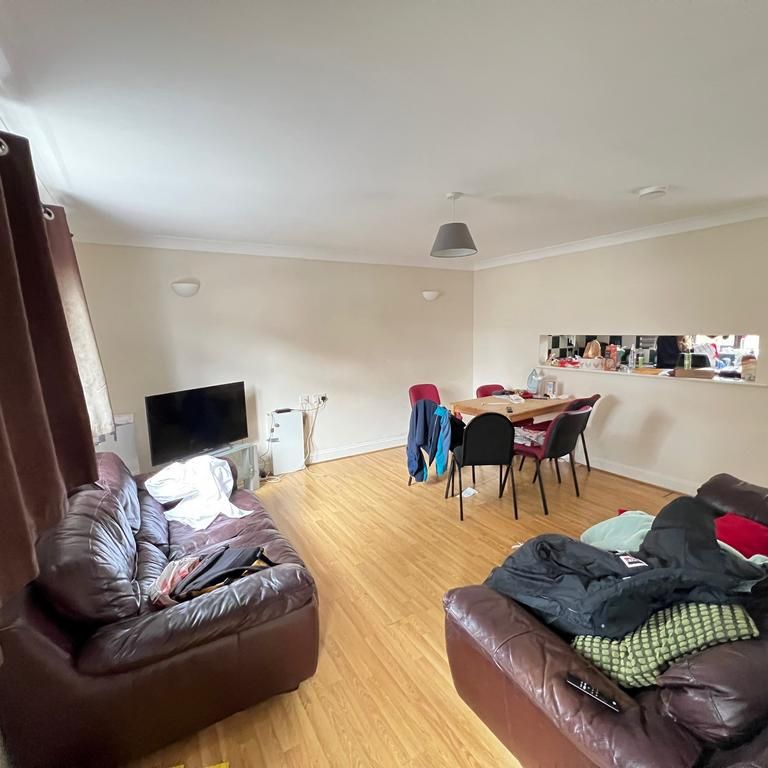 5 bedroom semi-detached house to rent - Photo 2
