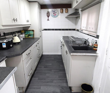 1 bedroom in a house share to rent - Photo 2